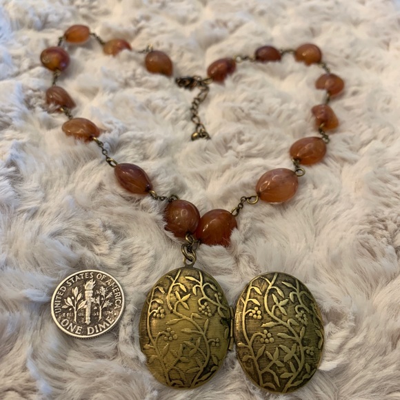 Pair of Lightweight Necklaces - Picture 2 of 7